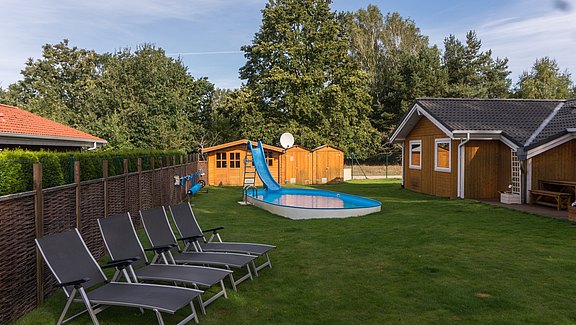 Aussenbereich/ Pool/ Spielgeraete: Ferienhaus Rheinsberg